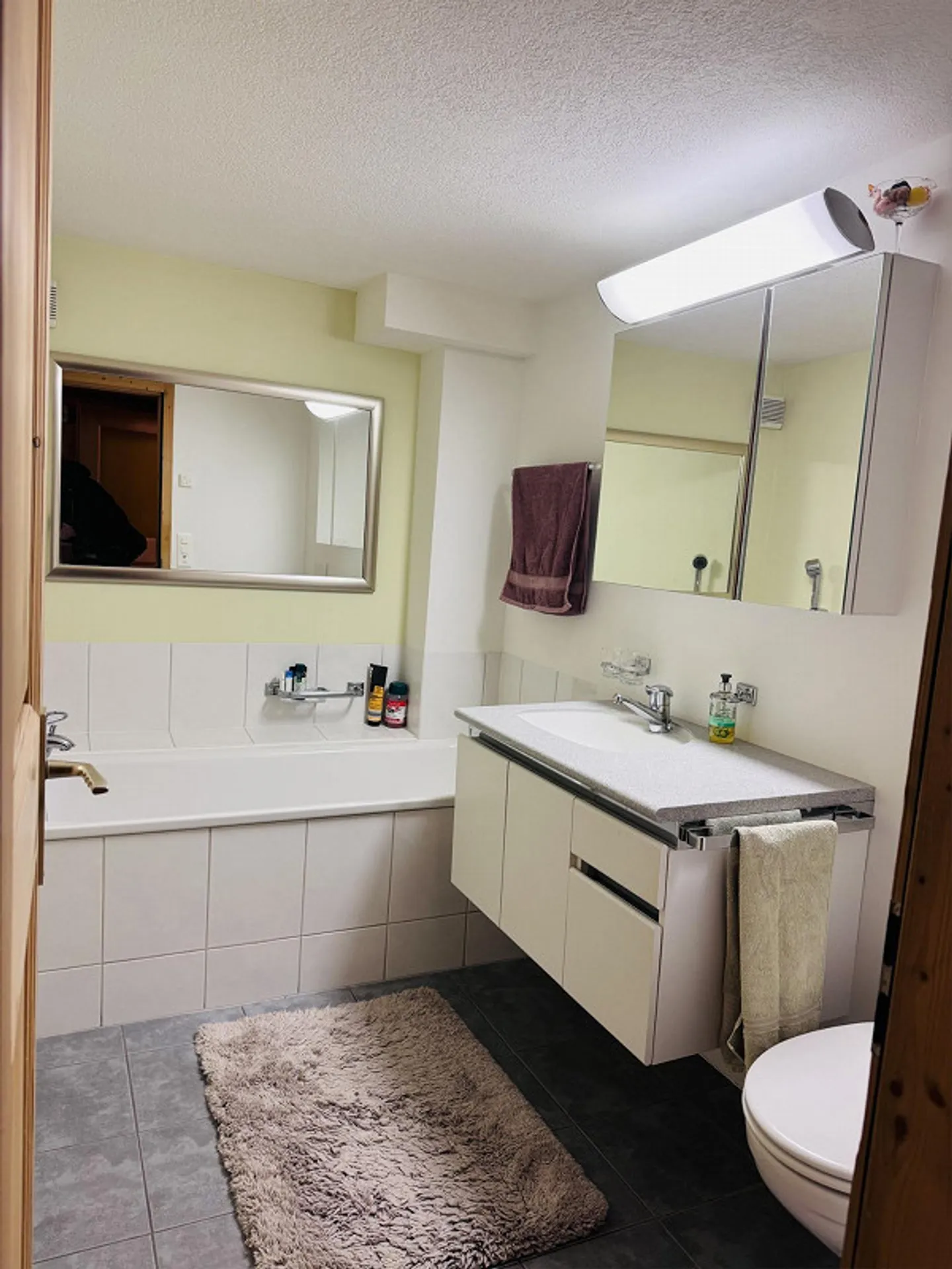 Ampio appartamento di 5,5 stanze su tre piani nel centro del villaggio di Trun - Foto 6 di 7