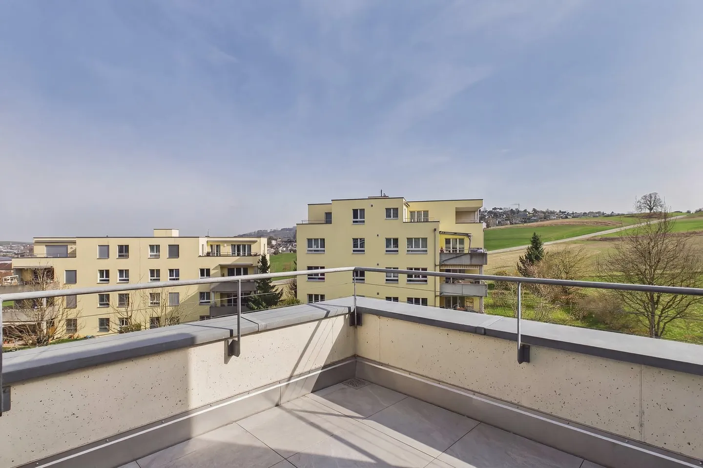 Vivre au-dessus des toits – Appartement penthouse élégant de 4,5 pièces avec trois terrasses - Photo 6 sur 13