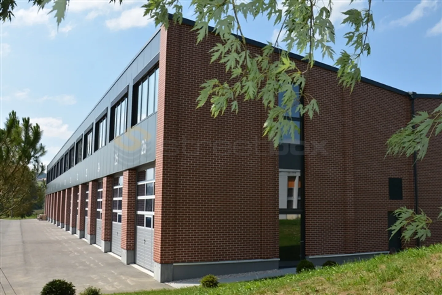 Corner streetbox of 68 m2 very well located! Box n°10 - Photo 1 of 3