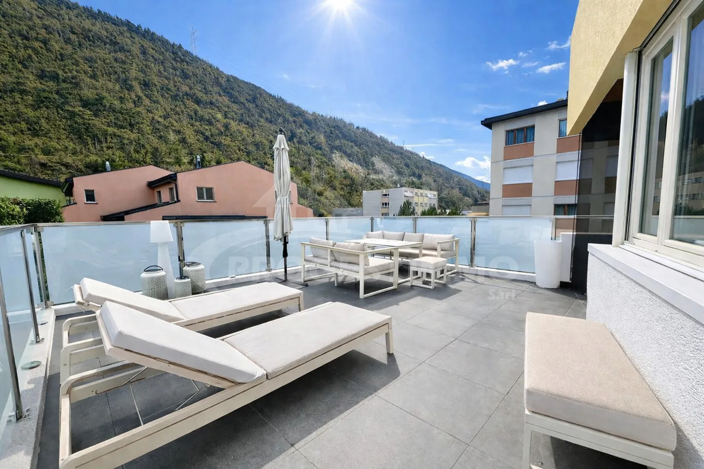 Appartement spacieux avec terrasse - Photo 1 sur 8