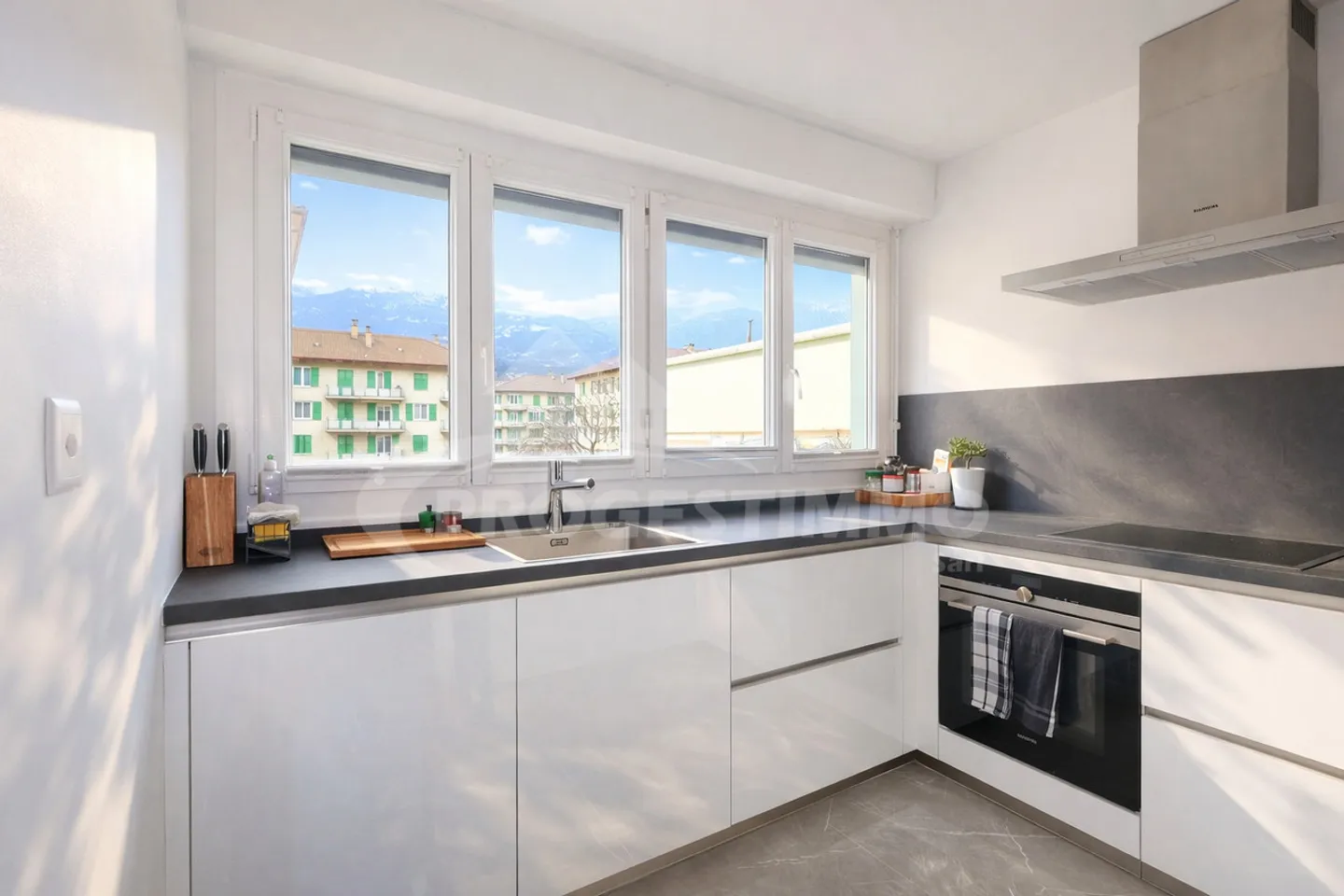 Appartement spacieux avec terrasse - Photo 5 sur 8