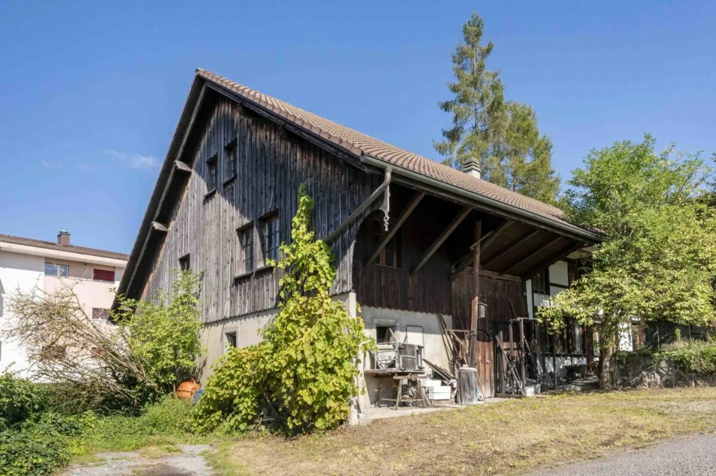 Investitionsgelegenheit: Grundstück in Dorfzone mit Altbestand und Neu-/Anbaupotenzial - Foto 2 von 7