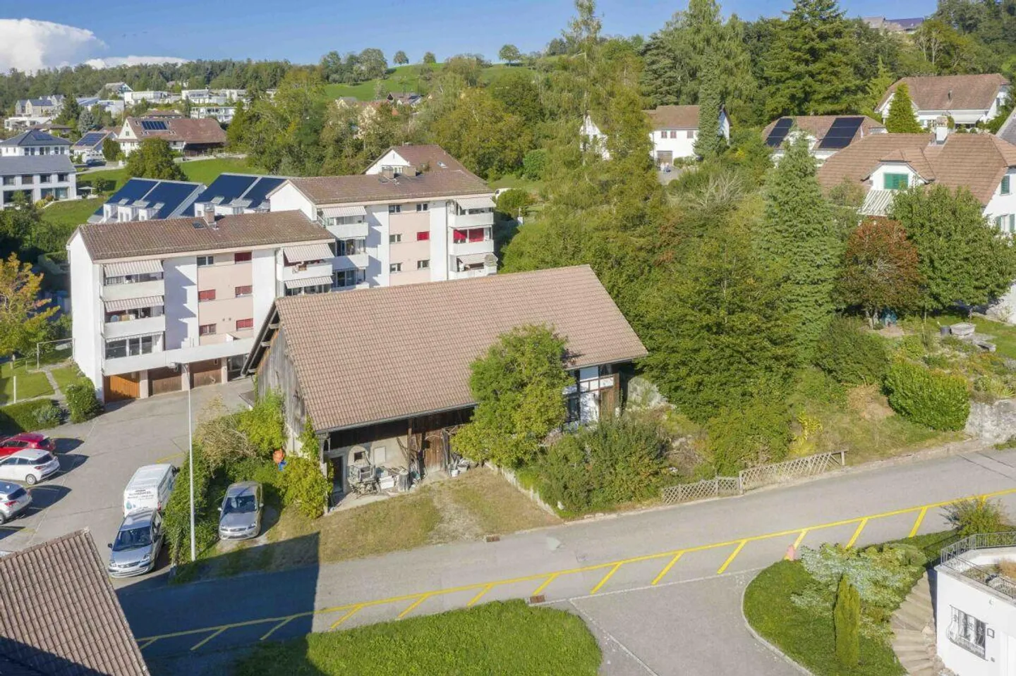 Investitionsgelegenheit: Grundstück in Dorfzone mit Altbestand und Neu-/Anbaupotenzial - Foto 1 von 7