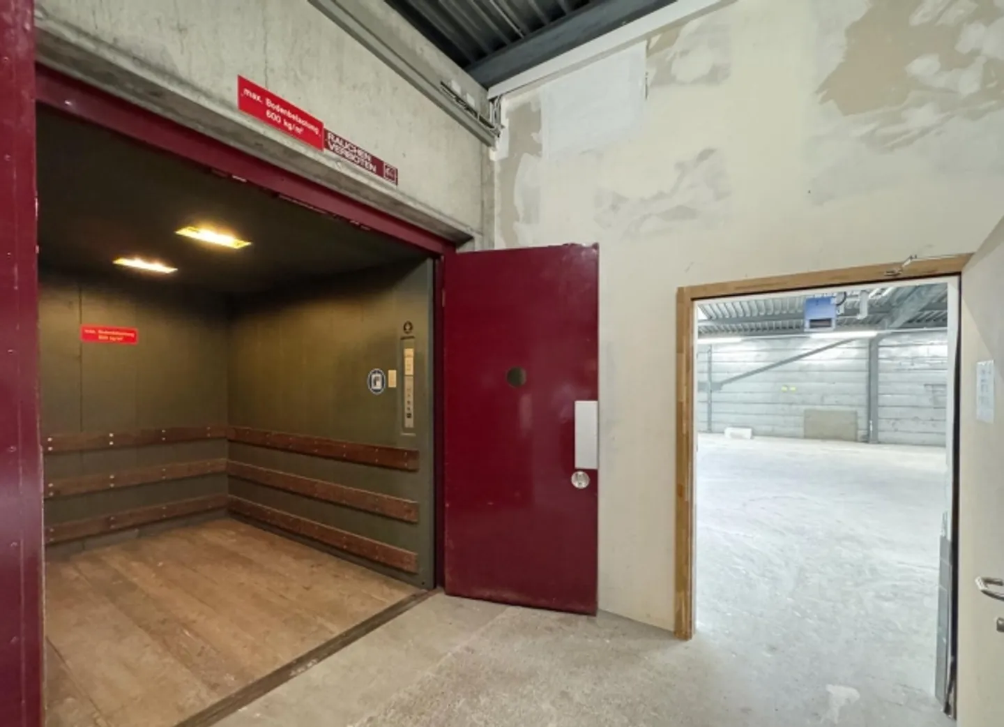 Espace de stockage polyvalent à Münsingen 536m2 - Photo 3 sur 4