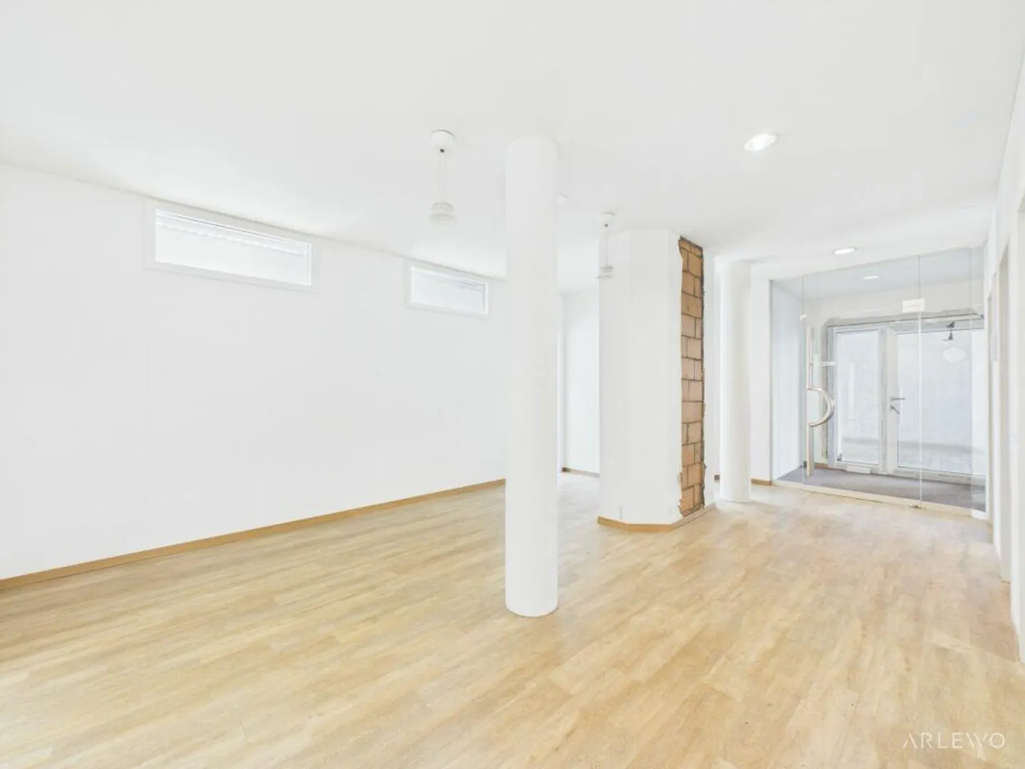 Ideal room layout for practice and office use - Photo 7 of 20