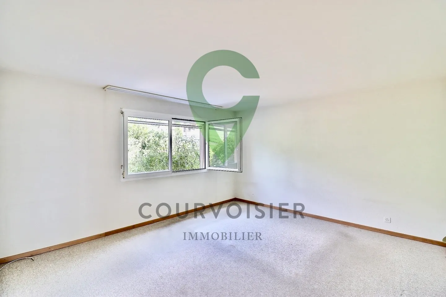 Bright Apartment with Lake View - Photo 4 of 13