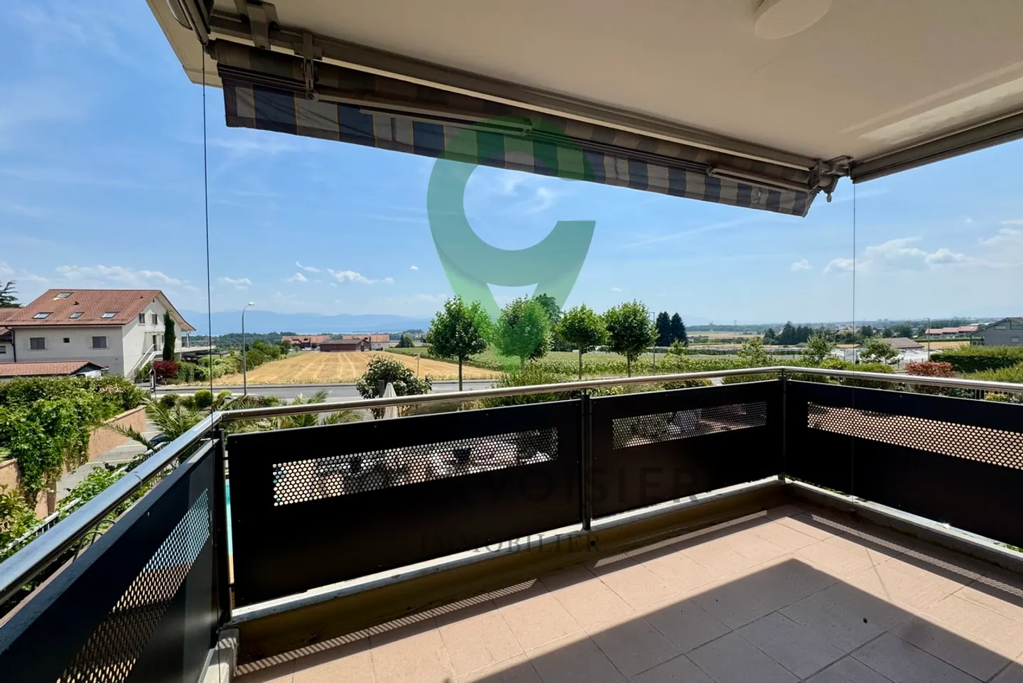 Bright Apartment with Lake View - Photo 11 of 13