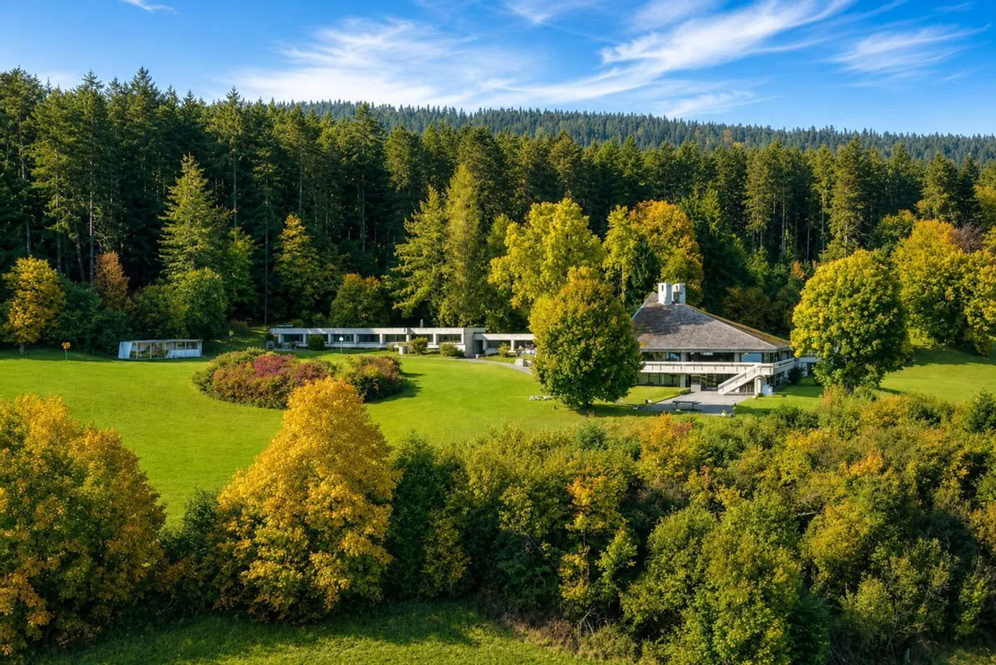 Oasi di tranquillità con ambiente verde e vista panoramica sul lago di Neuchâtel - Foto 1 di 10
