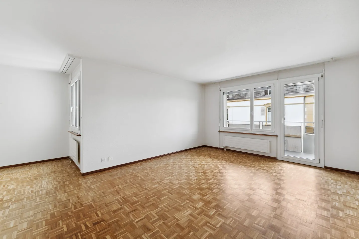 Bright 3.5-room apartment with balcony - Just steps from the lake in St-Blaise - Photo 3 of 9