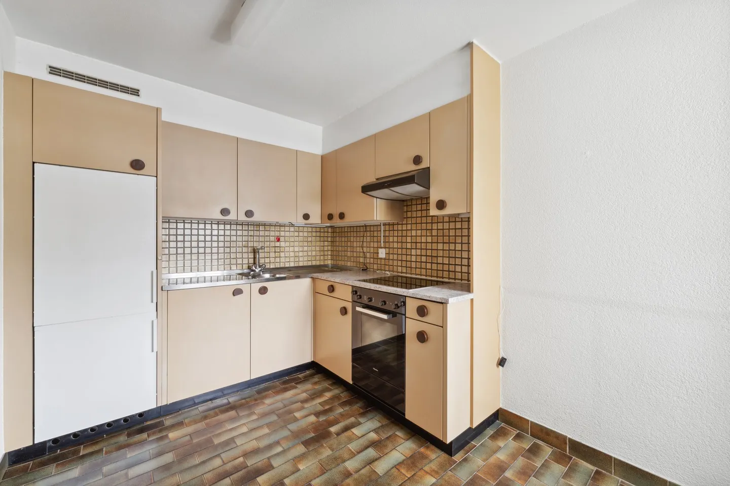 Bright 3.5-room apartment with balcony - Just steps from the lake in St-Blaise - Photo 4 of 9