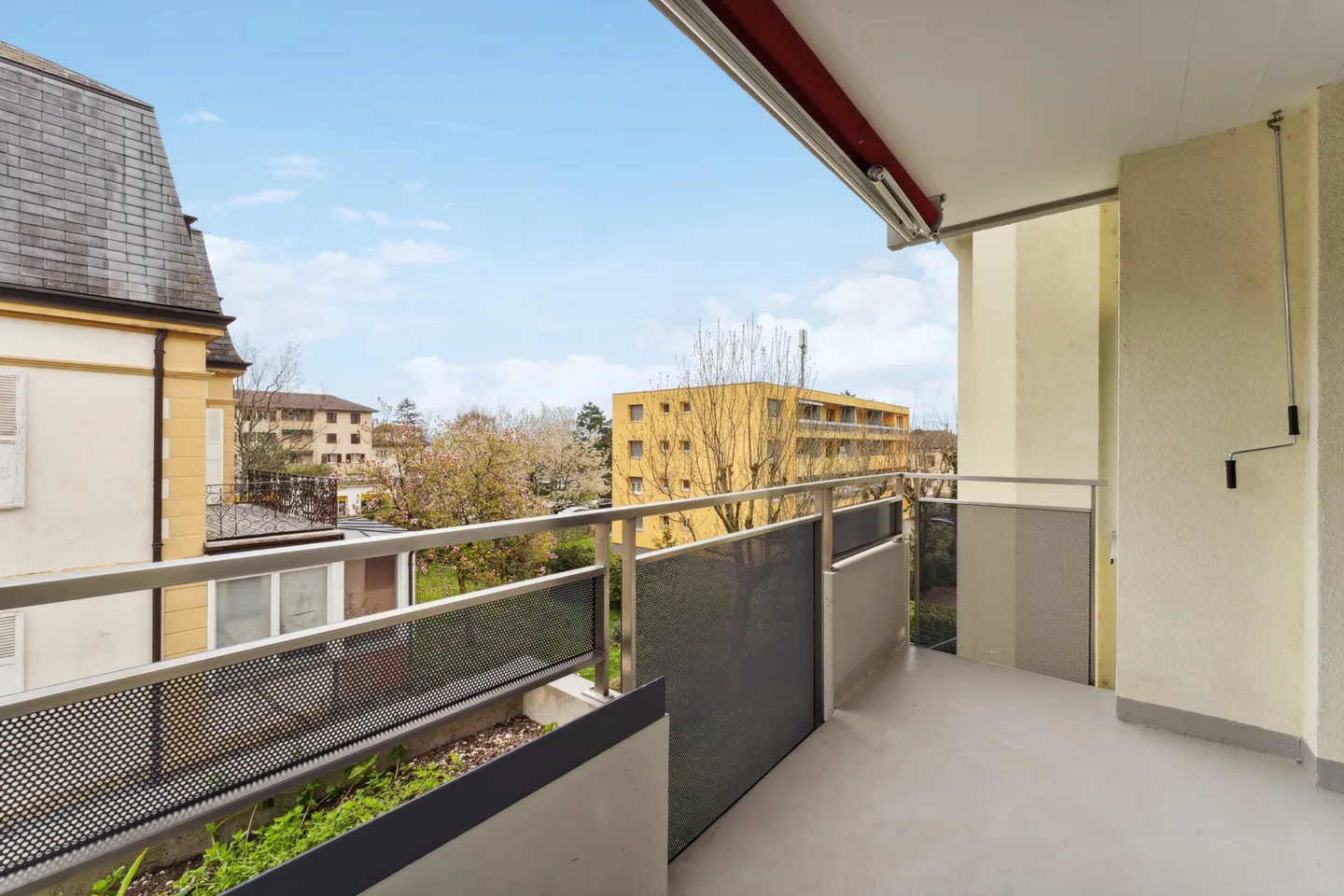 Bright 3.5-room apartment with balcony - Just steps from the lake in St-Blaise - Photo 2 of 9