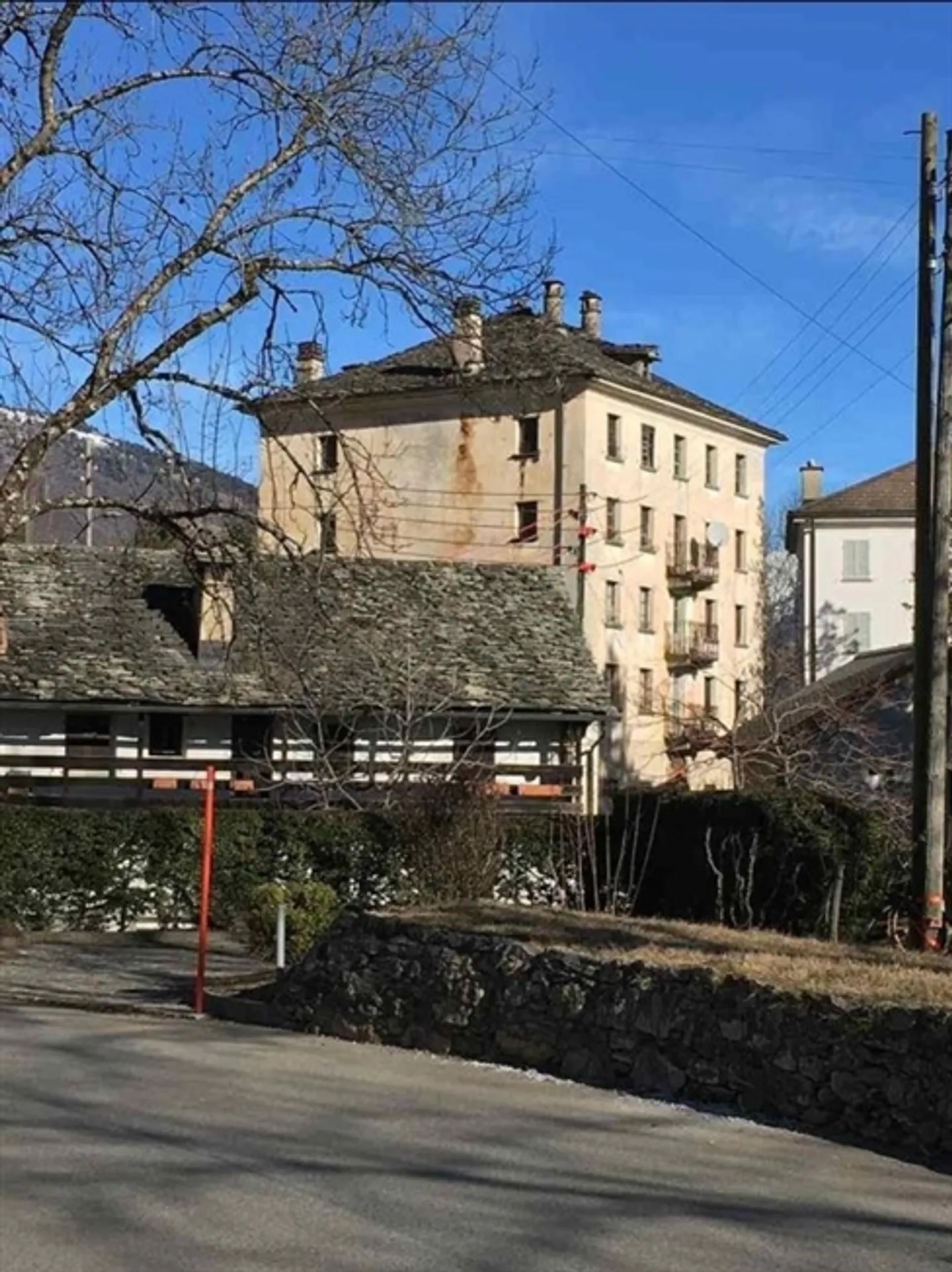 casa grande nel nucleo da ristrutturare con giardino - Foto 2 di 19