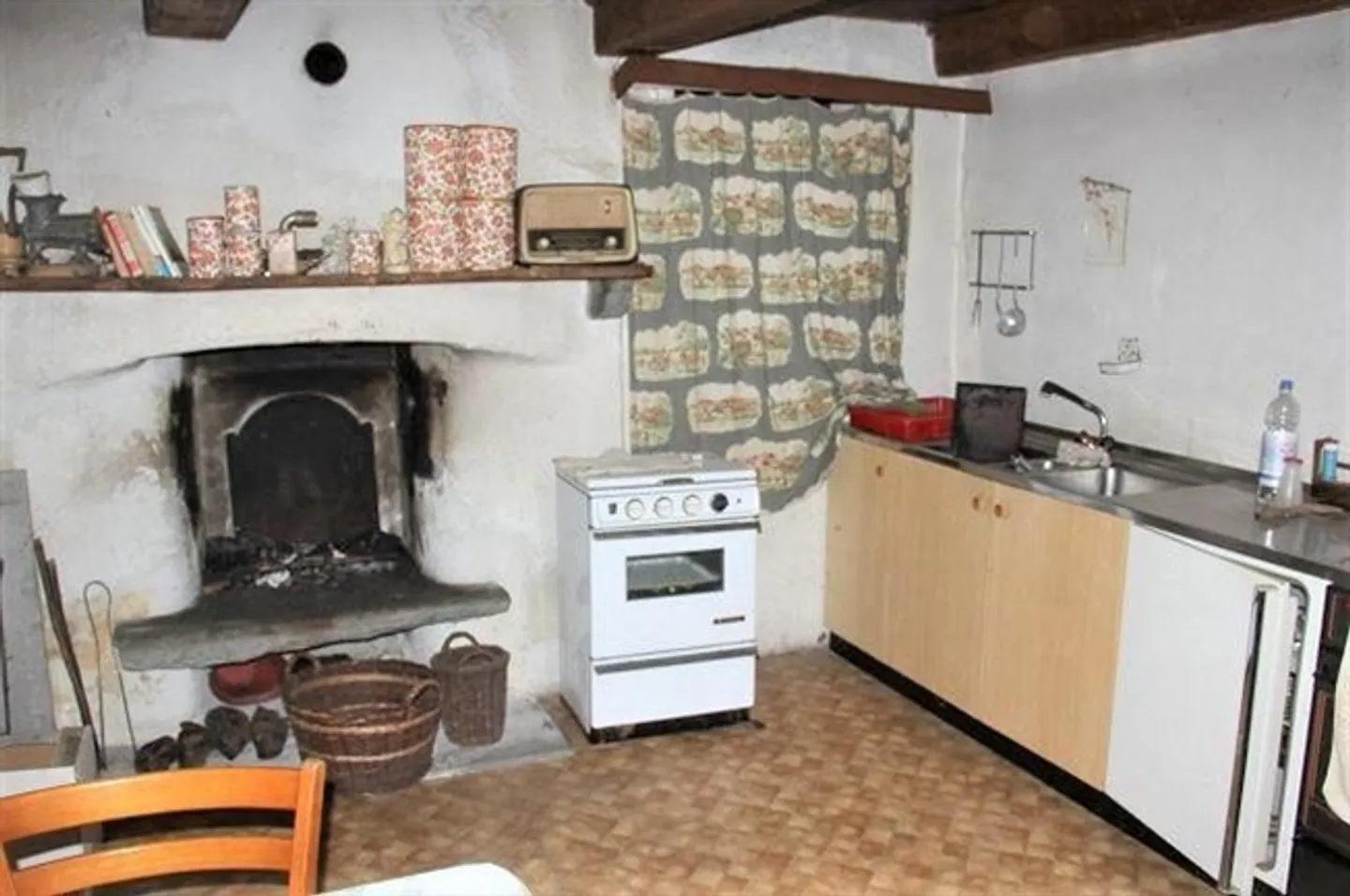 casa grande nel nucleo da ristrutturare con giardino - Foto 3 di 19