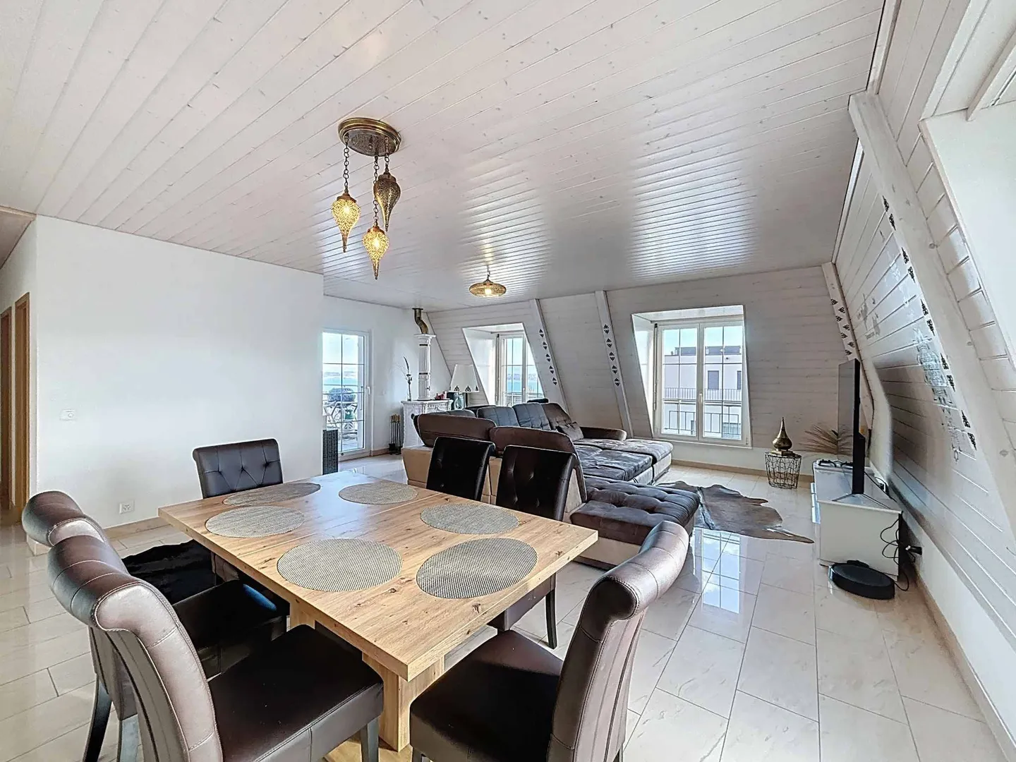 Penthouse with 5.5 rooms and a view of the lake and the Alps - Photo 2 of 12