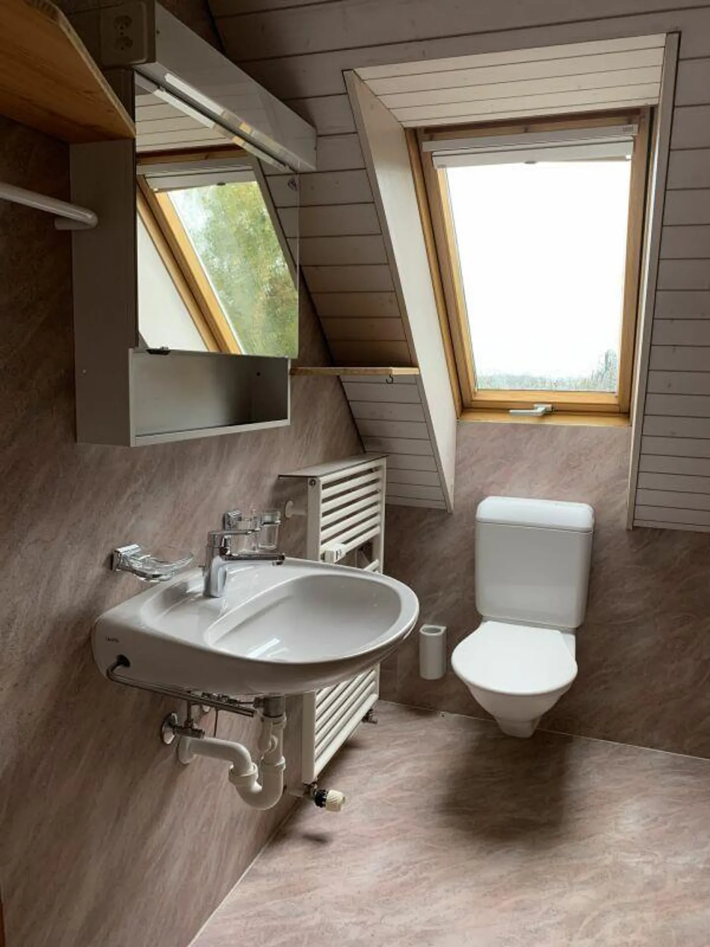 Well-kept 3-room attic apartment seeks new tenants - Photo 12 of 16