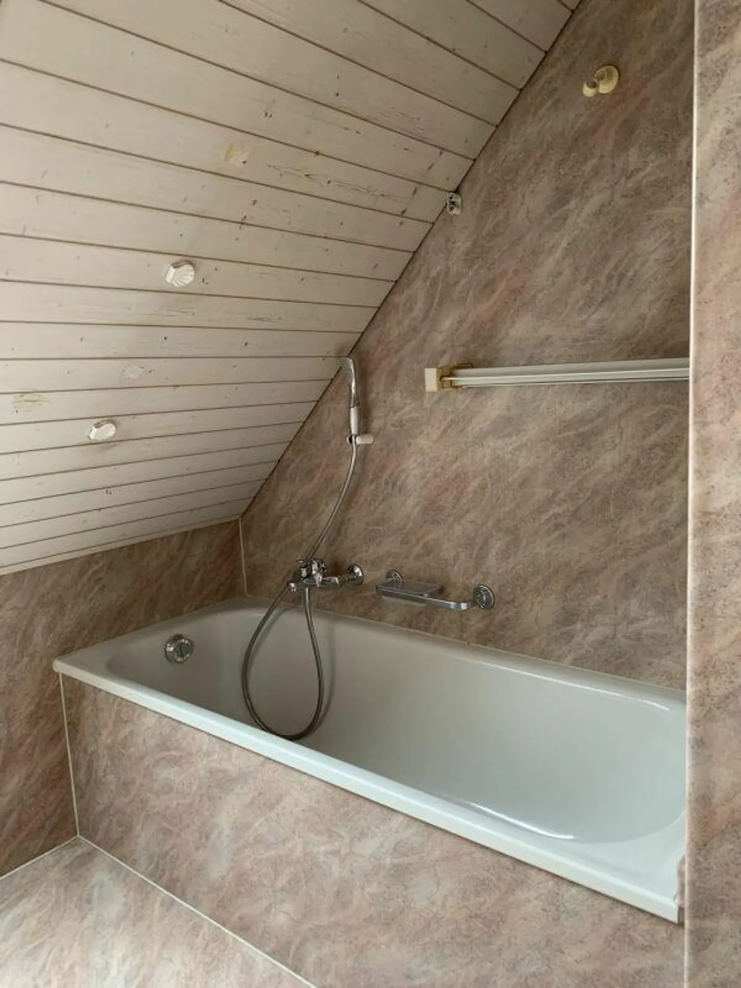 Well-kept 3-room attic apartment seeks new tenants - Photo 13 of 16