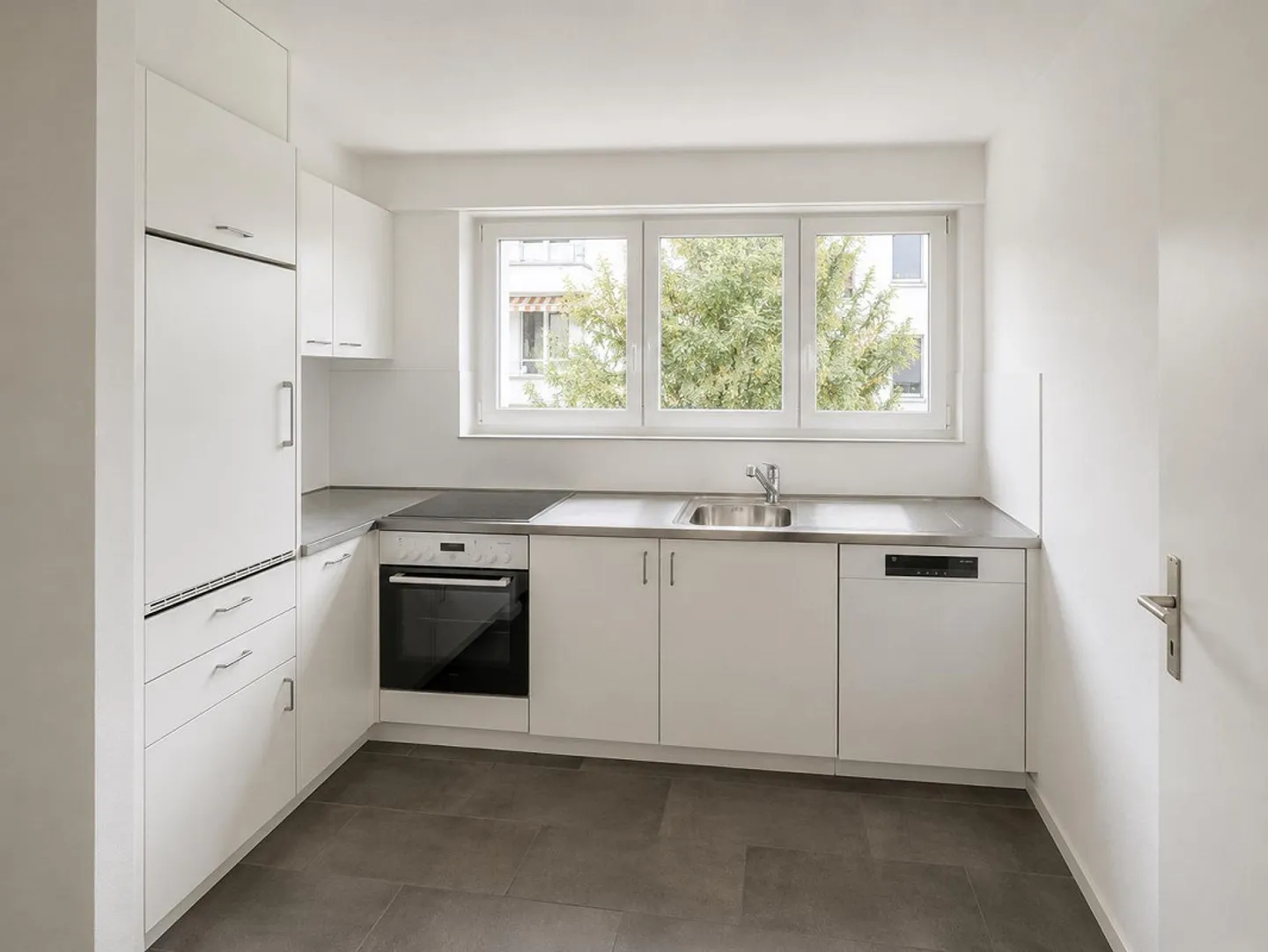 Bright and attractive 2.5-room apartment in Binningen - Photo 1 of 8