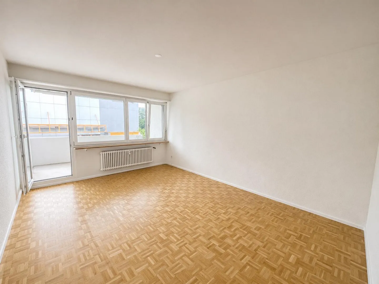 Bright and attractive 2.5-room apartment in Binningen - Photo 2 of 8