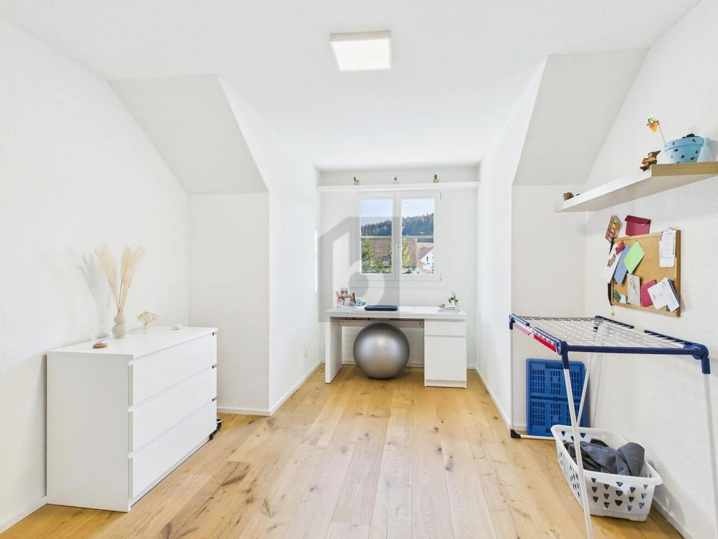 SUNNY AND SPACIOUS WITH STYLE (11) - Photo 3 of 6
