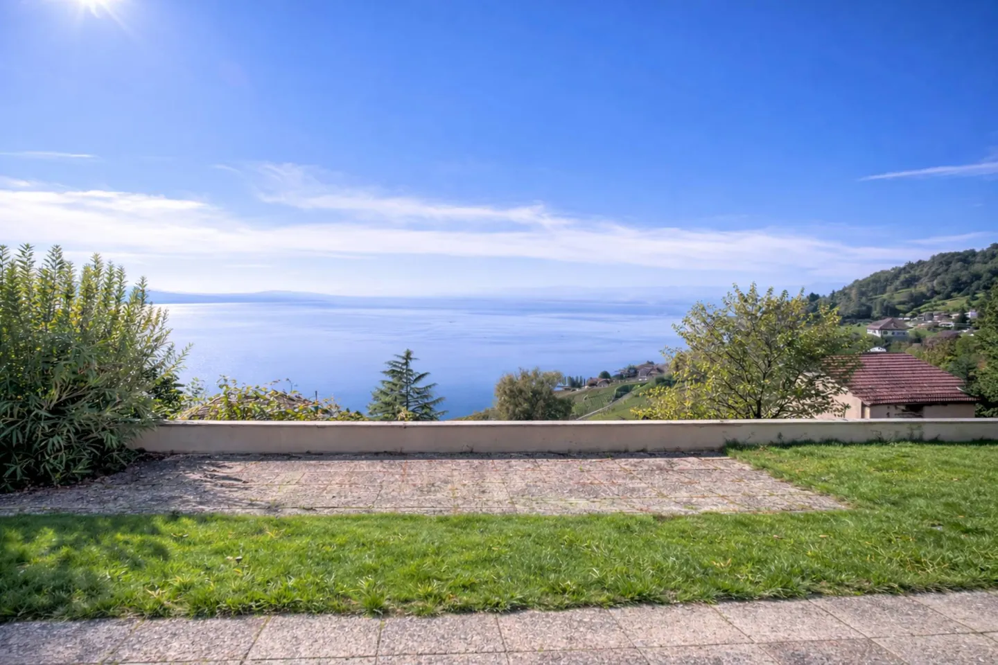 Familienvilla mit Panoramablick auf den See - Foto 1 von 9