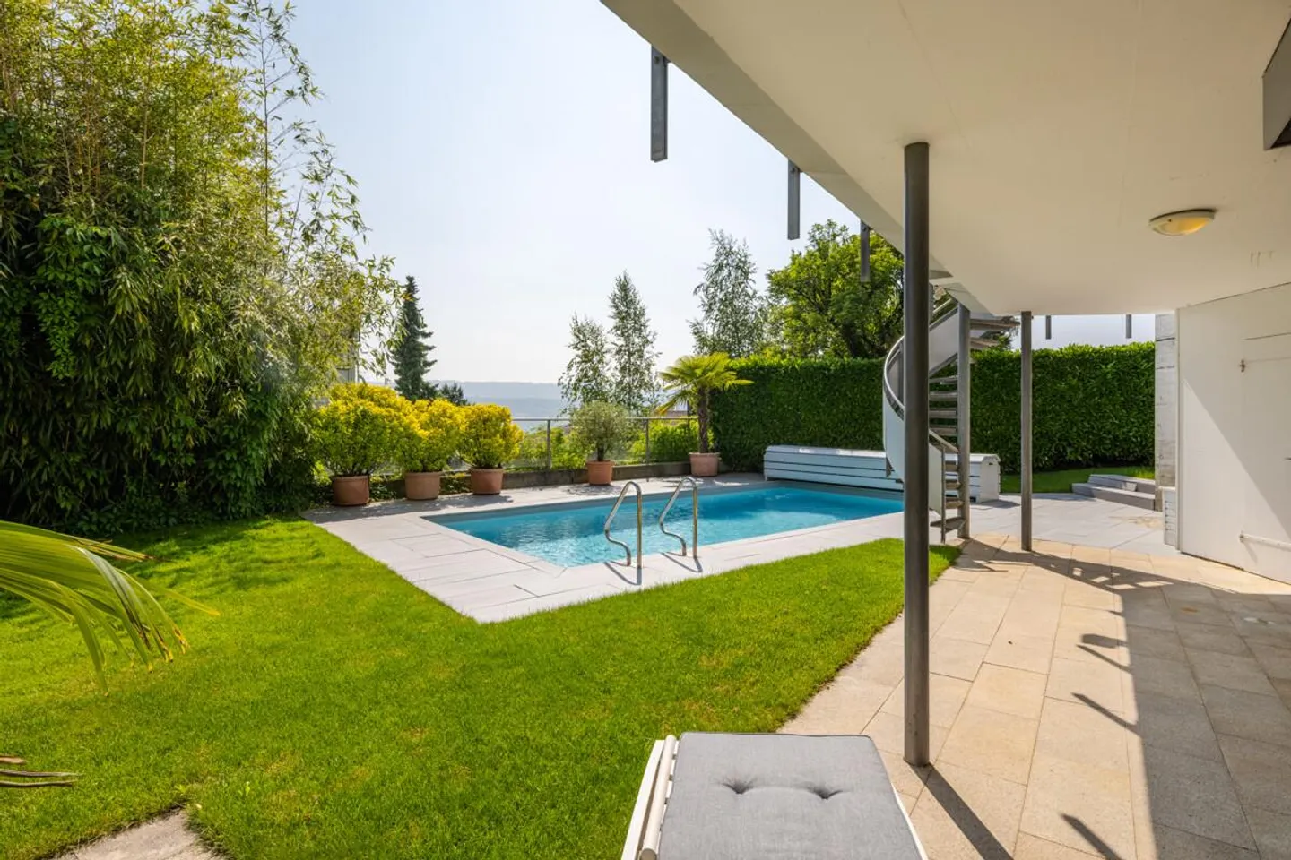 Herrliberg : Maison individuelle avec piscine, terrasse et vue sur le lac - Photo 3 sur 7