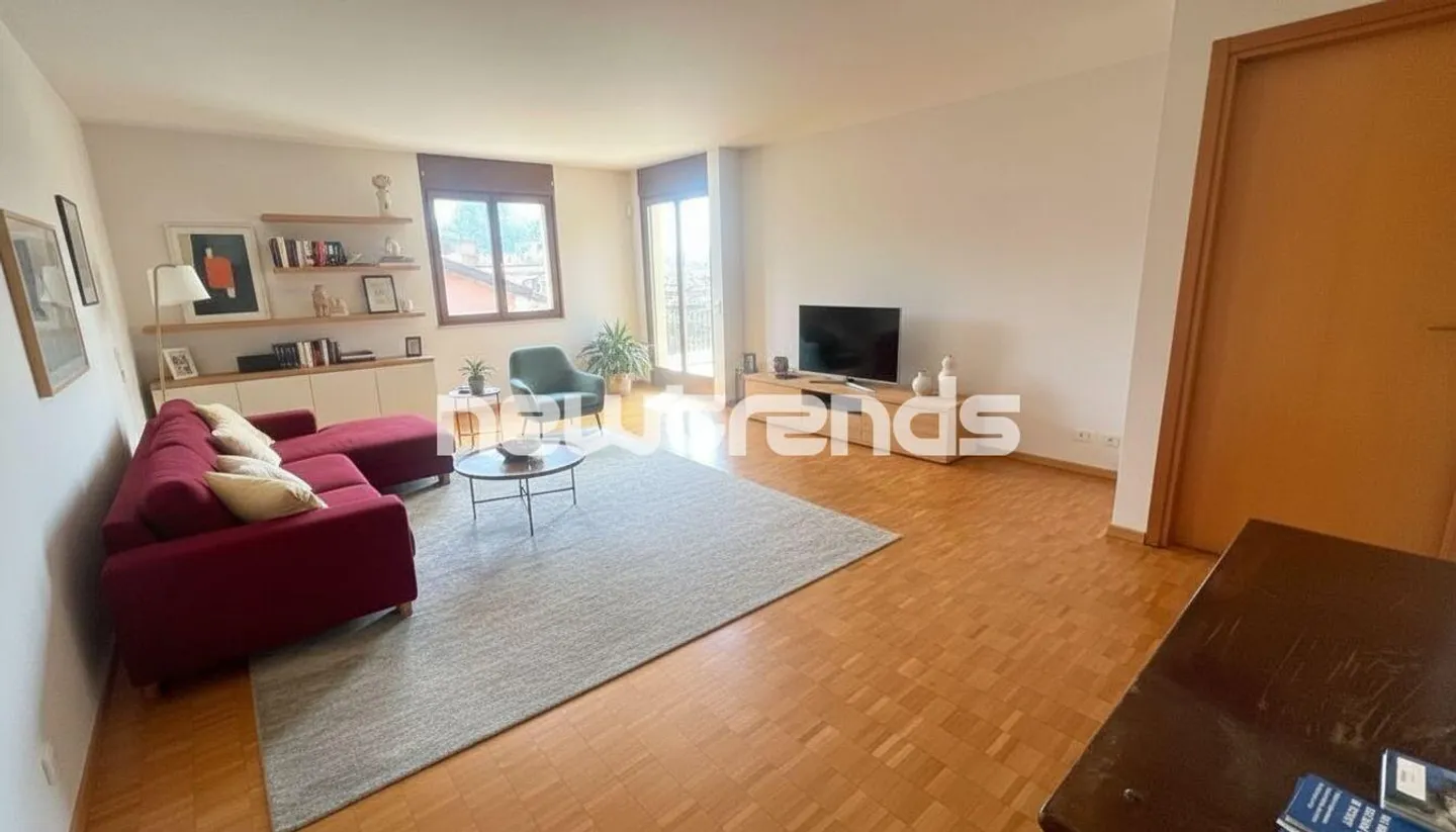 GRAND APPARTEMENT DE 2.5 PIÈCES AVEC PETITE TERRASSE ET VUE PARTIELLE SUR LE LAC AVEC PLACE DE PARKING - Photo 2 sur 13