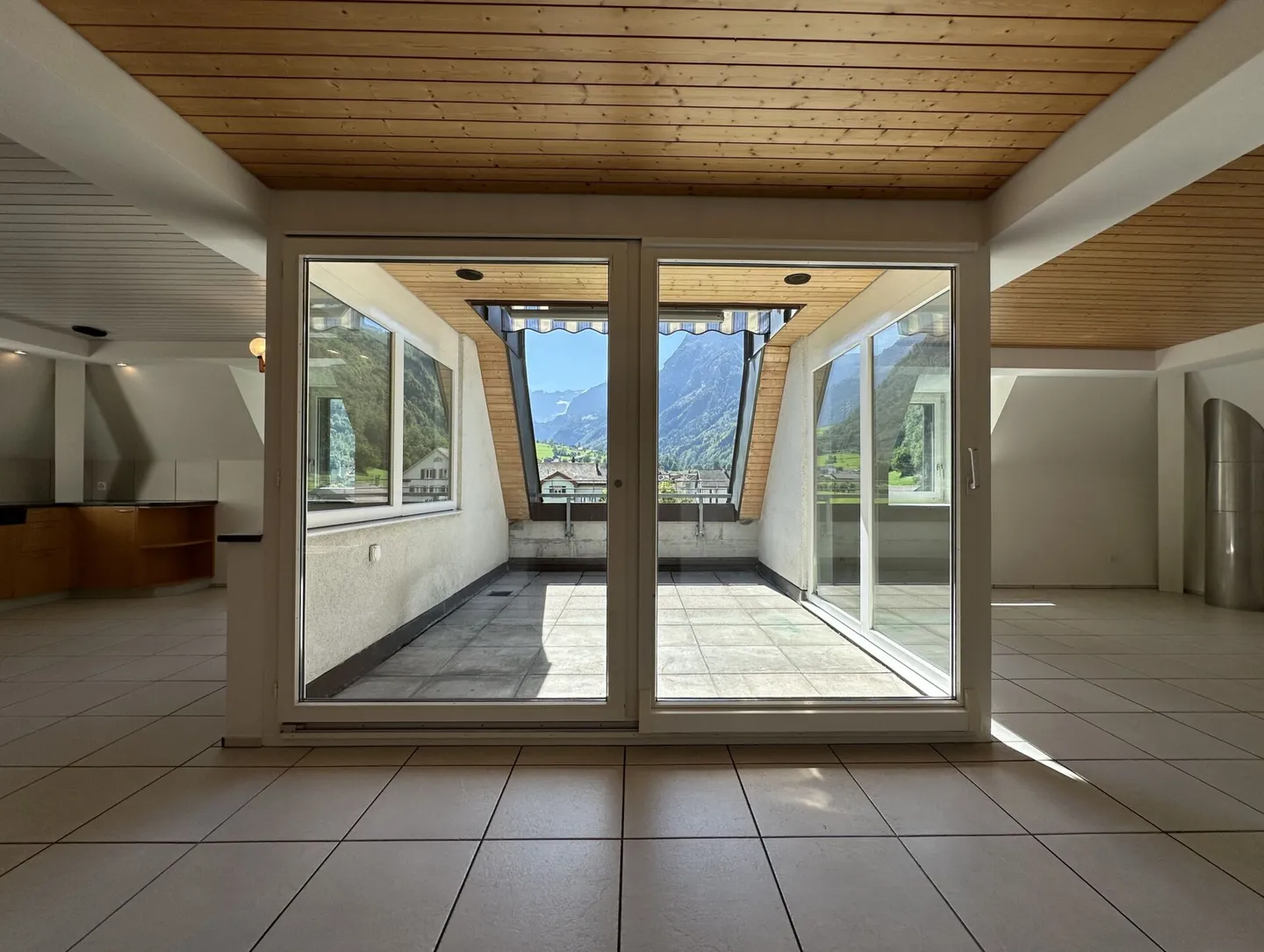 Appartement en penthouse de 6 pièces directement à la gare de Linthal - Photo 5 sur 13