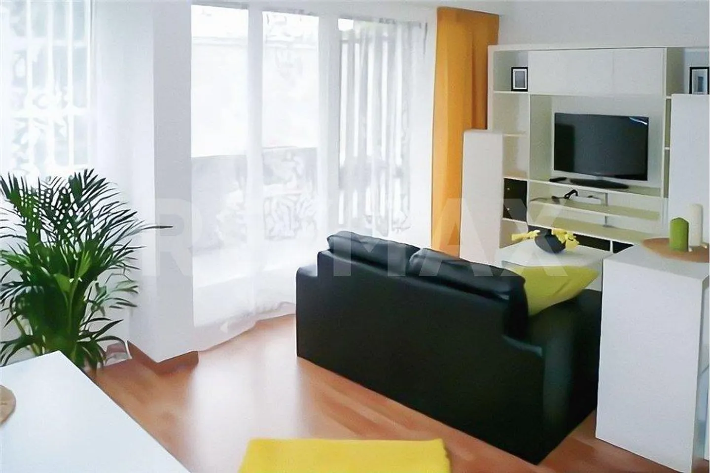 Small apartment in a central location / Ideal investment property or for self-use - Photo 2 of 6