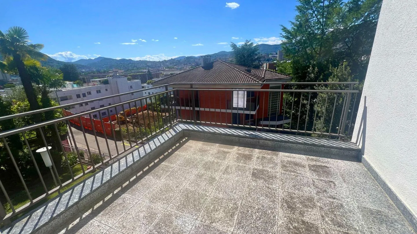 GRAND APPARTEMENT DE 2.5 PIÈCES AVEC PETITE TERRASSE ET VUE PARTIELLE SUR LE LAC AVEC PLACE DE PARKING - Photo 9 sur 13