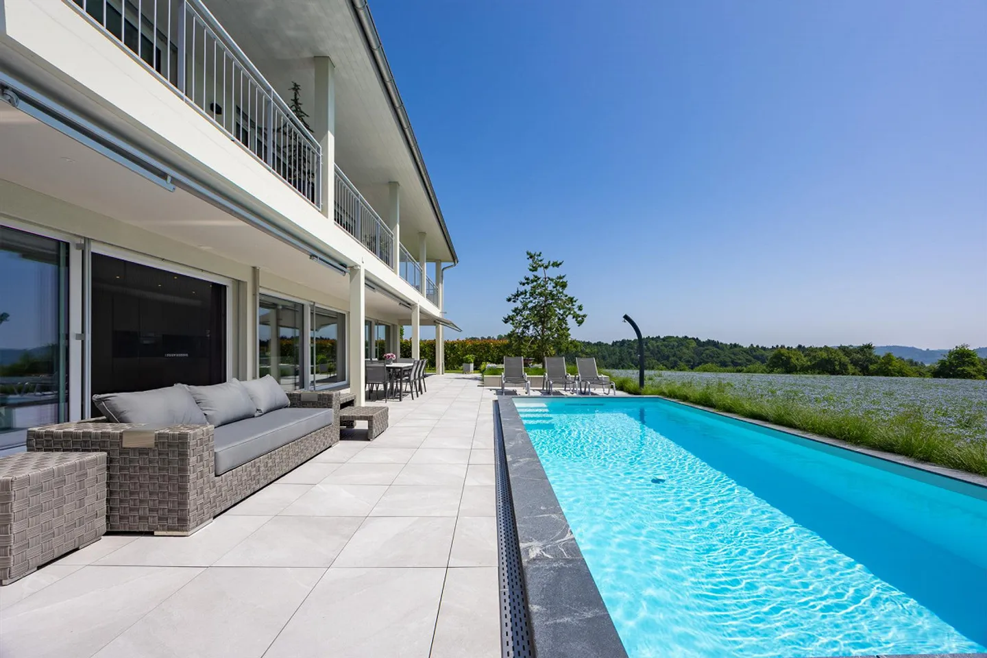 Exclusive villa with modern pool and panoramic view - Photo 2 of 13