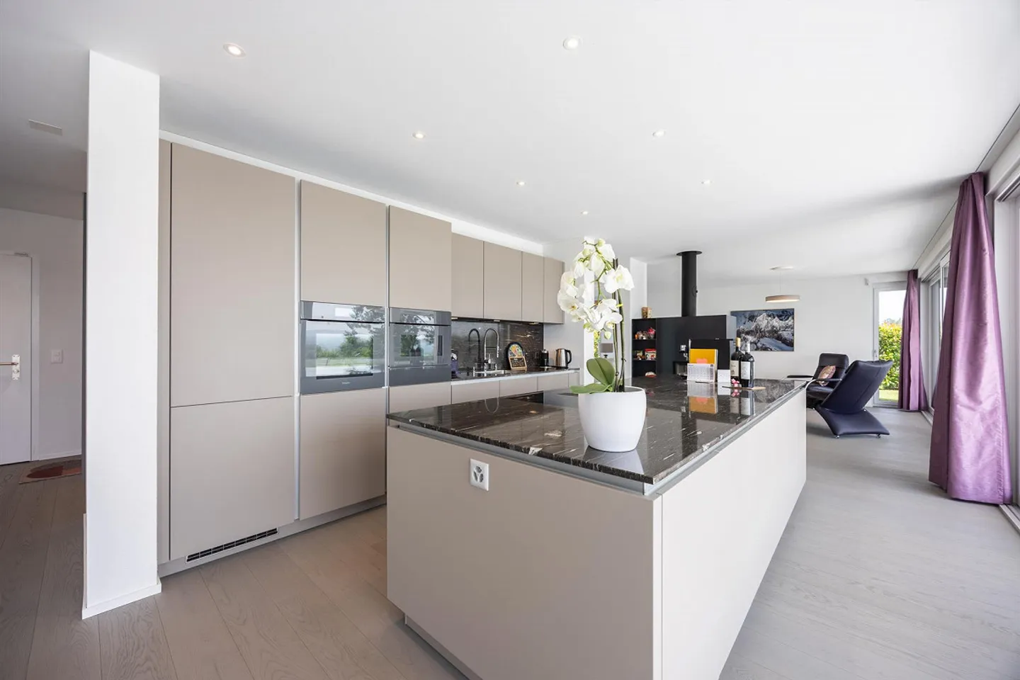 Exclusive villa with modern pool and panoramic view - Photo 8 of 13