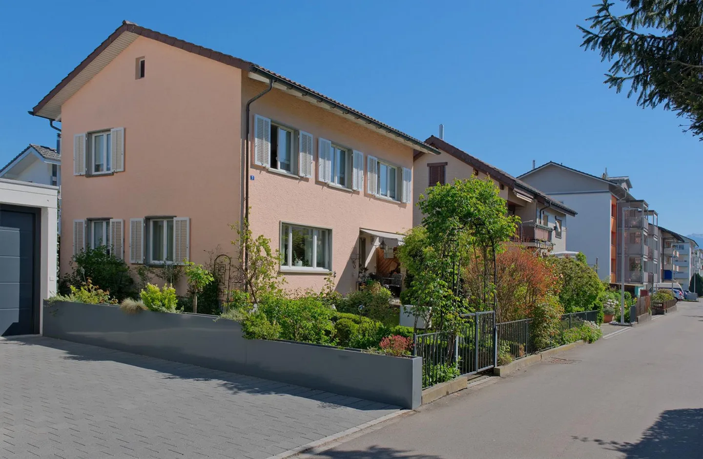 Casa unifamiliare di 7,5 stanze con salone di parrucchiere - Foto 2 di 13