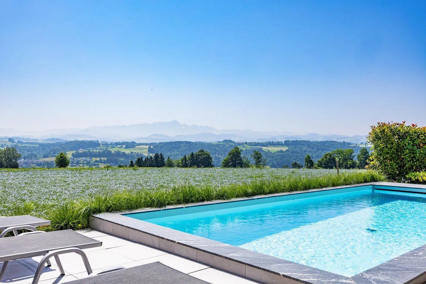 Exclusive villa with modern pool and panoramic view - Photo 3 of 13