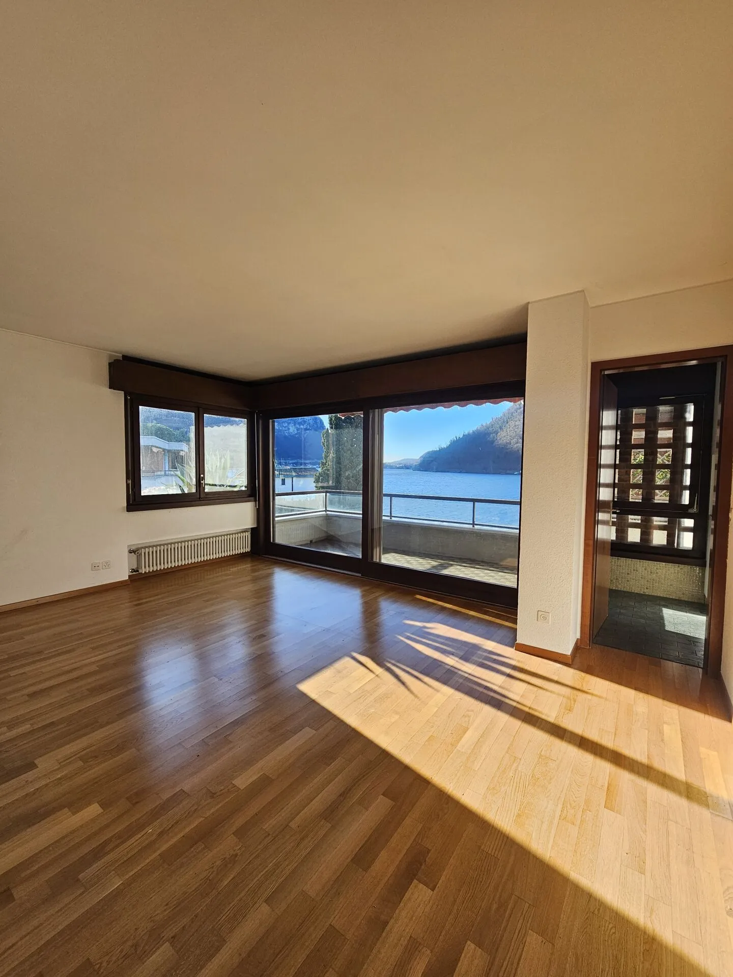 2,5 pièces avec vue sur le lac et balcon - Photo 1 sur 6