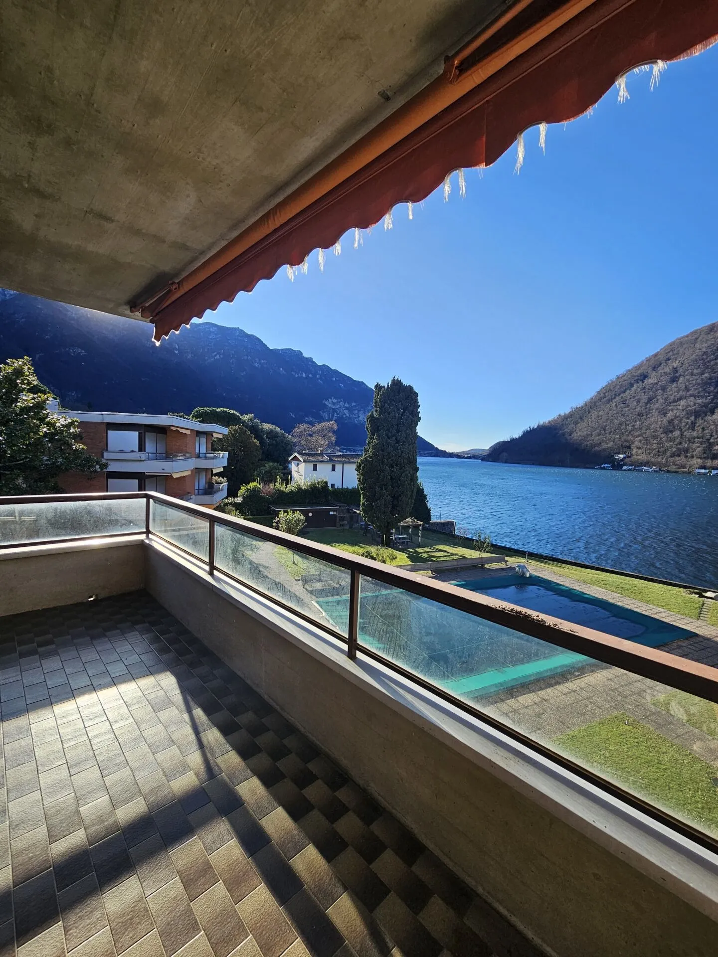 2,5 pièces avec vue sur le lac et balcon - Photo 2 sur 6