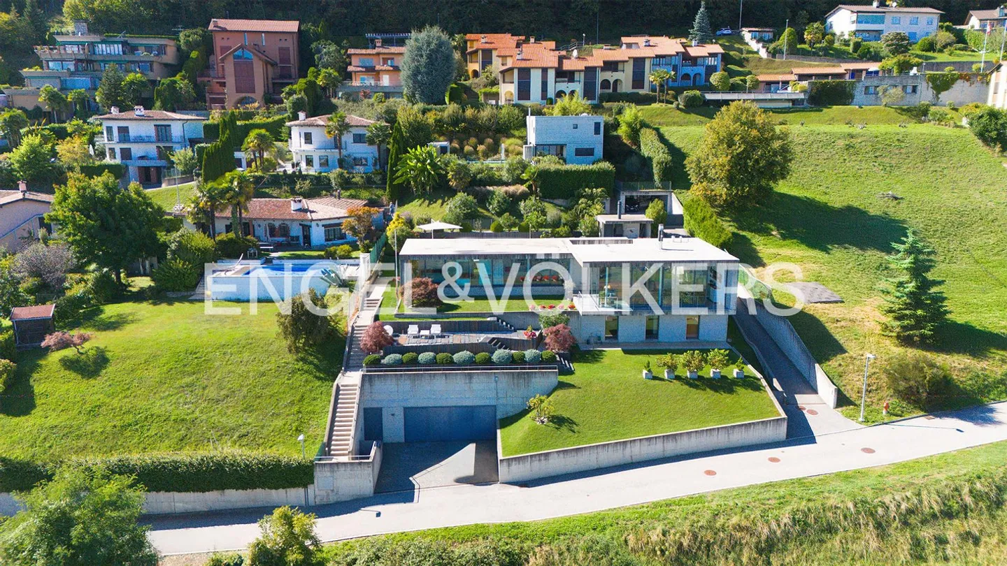Villa raffinée avec jardin et vue exclusive sur le lac - Photo 2 sur 13