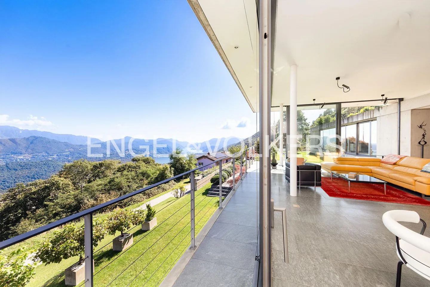 Villa raffinée avec jardin et vue exclusive sur le lac - Photo 3 sur 13