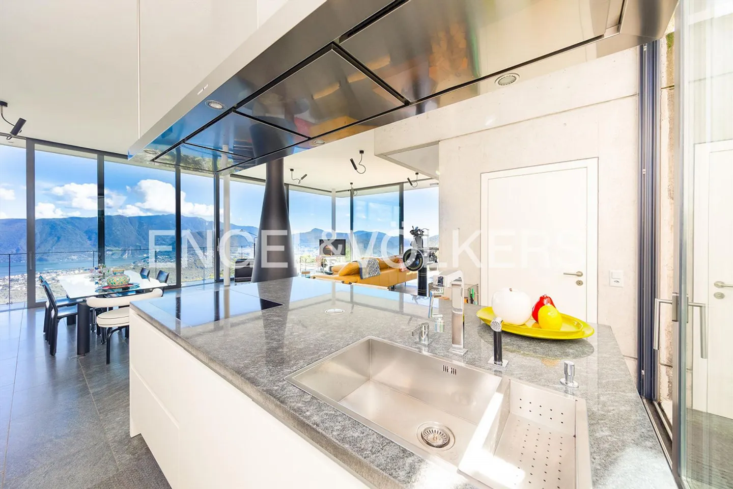 Villa raffinée avec jardin et vue exclusive sur le lac - Photo 7 sur 13