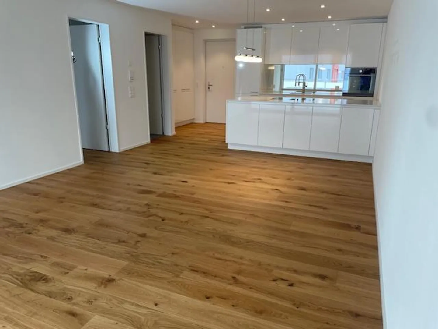 New building, 2.5 room - apartment for rent - Photo 3 of 10