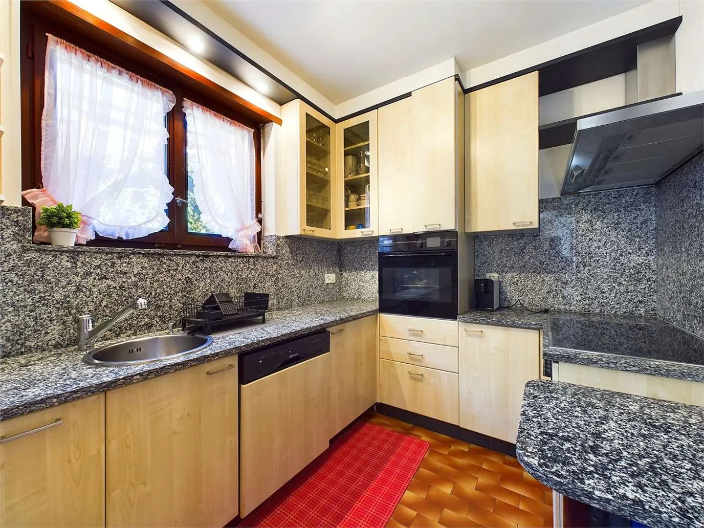 Spacious 2.5-room apartment with terrace and lake view as well as swimming pool - Photo 3 of 13