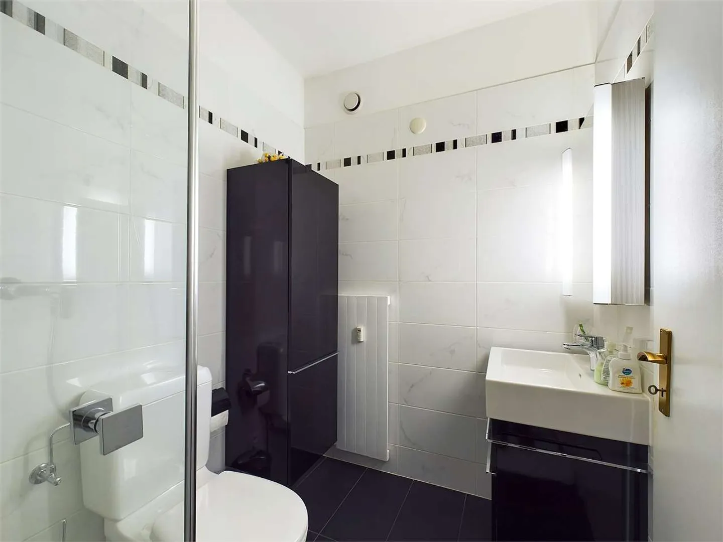 Spacious 2.5-room apartment with terrace and lake view as well as swimming pool - Photo 10 of 13