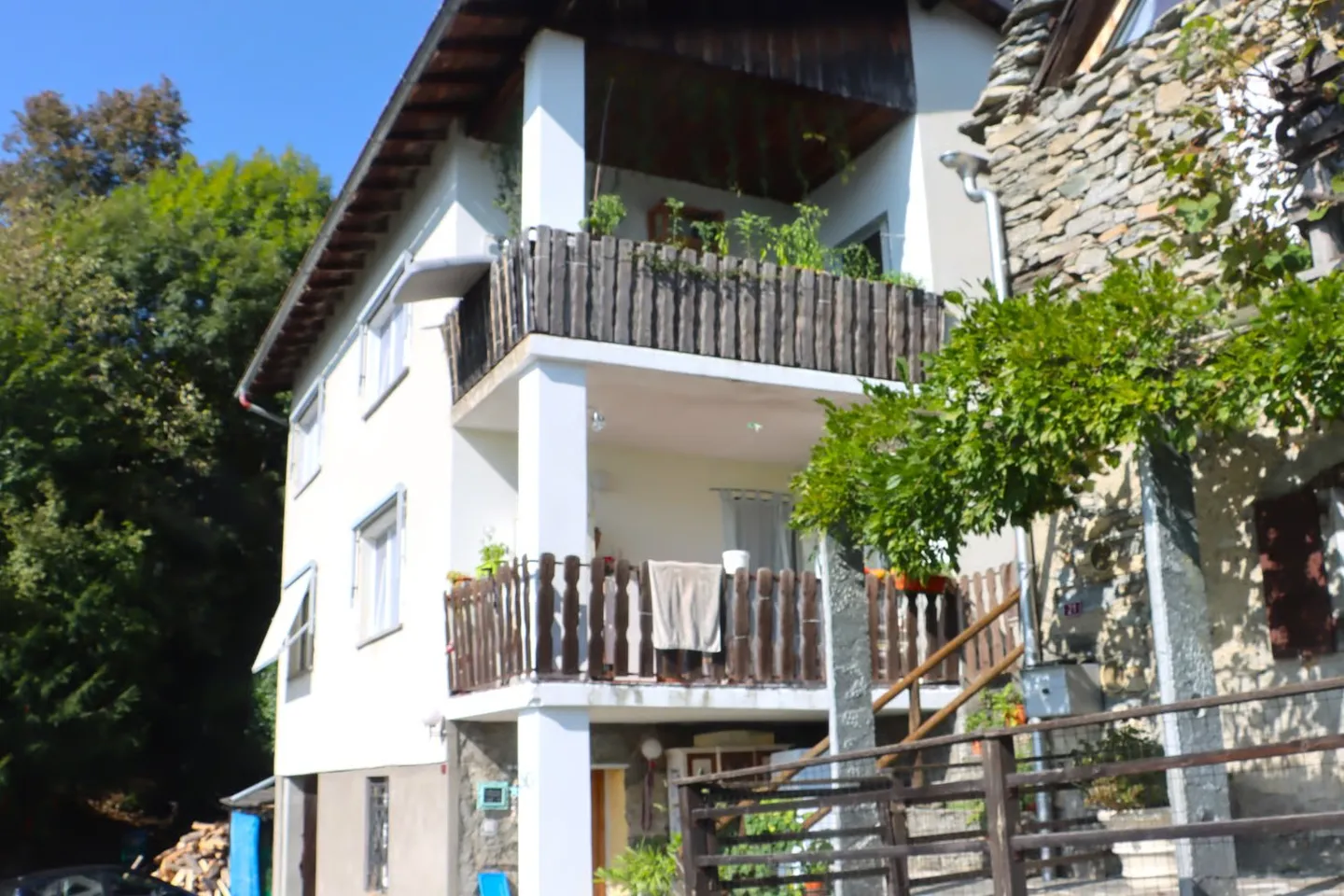 Casa bifamiliare soleggiata vicino ai laghi - Foto 1 di 22