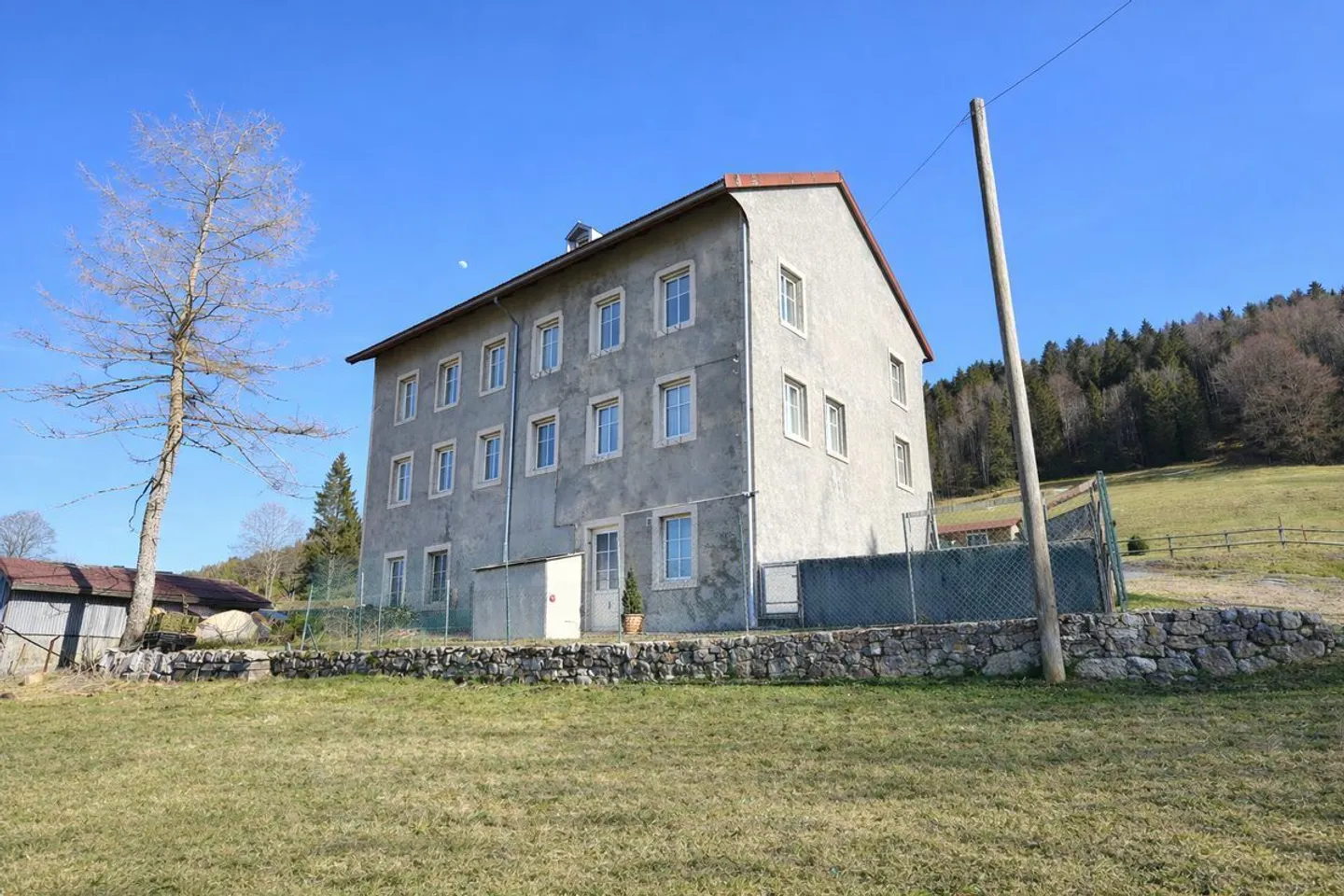 Casa bifamiliare a Chenit: Spazio, comfort e fascino per tutta la famiglia - Foto 10 di 11