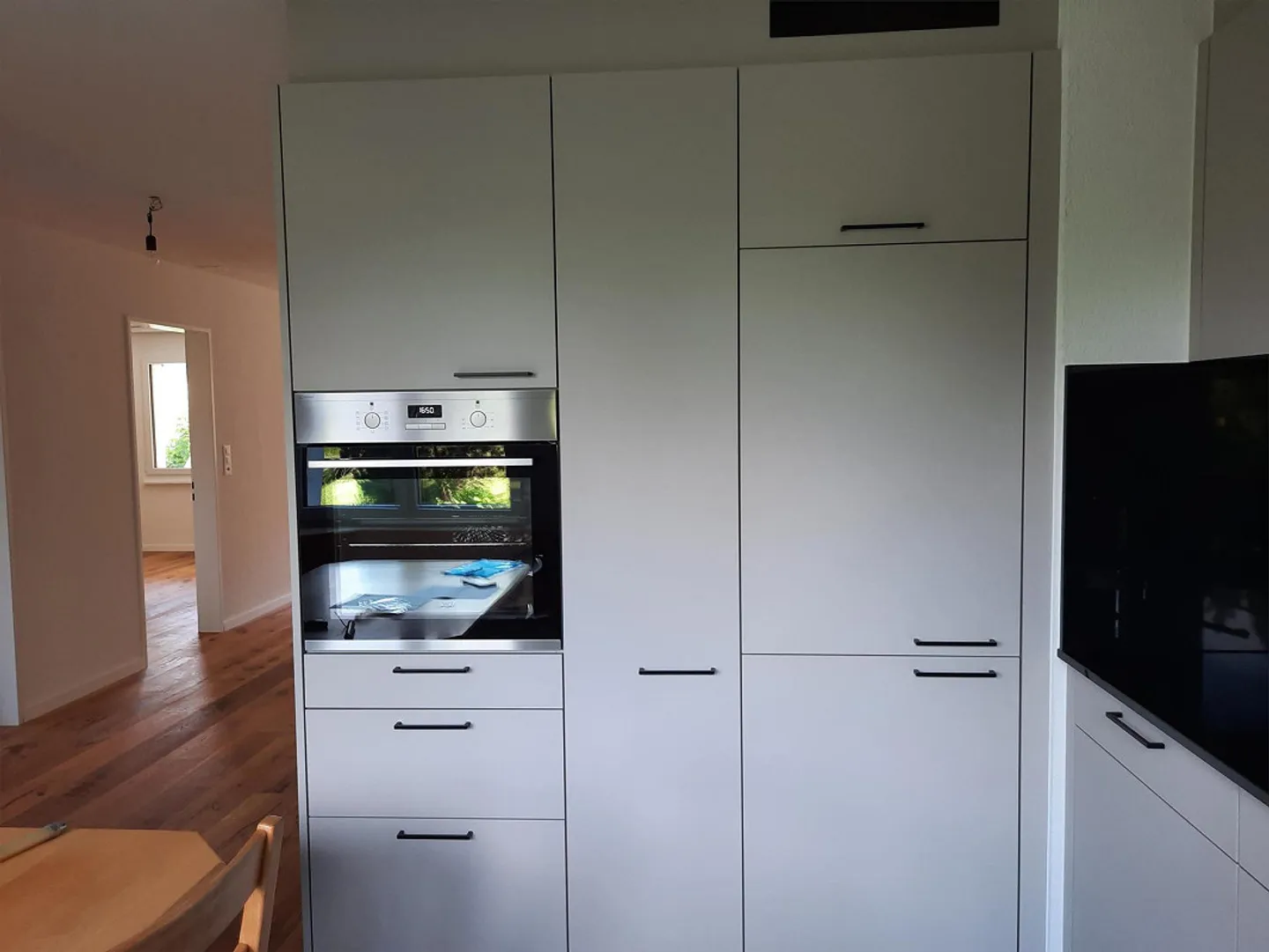 Appartement moderne de 4,5 pièces au rez-de-chaussée, situé au calme dans la verdure - Photo 5 sur 12