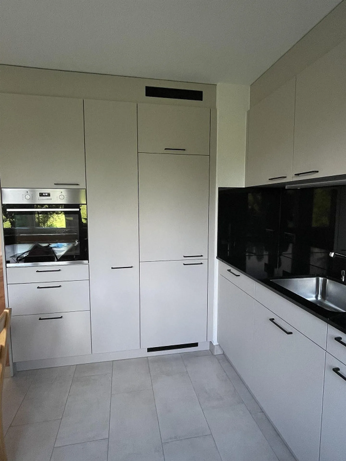 Appartement moderne de 4,5 pièces au rez-de-chaussée, situé au calme dans la verdure - Photo 6 sur 12
