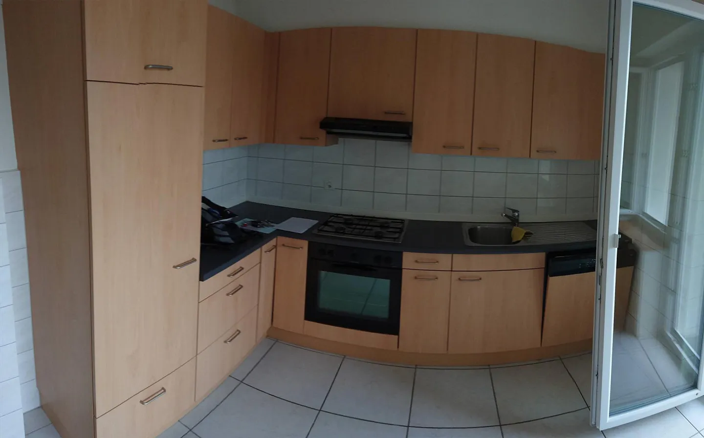 Beautiful central 3-room apartment with living kitchen and sunny balcony - Photo 7 of 10