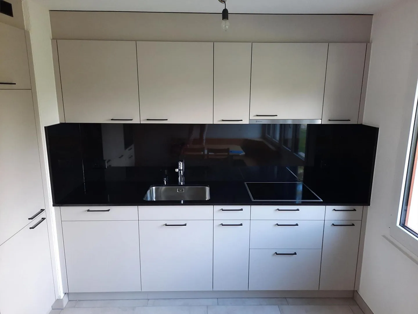Appartement moderne de 4,5 pièces au rez-de-chaussée, situé au calme dans la verdure - Photo 4 sur 12