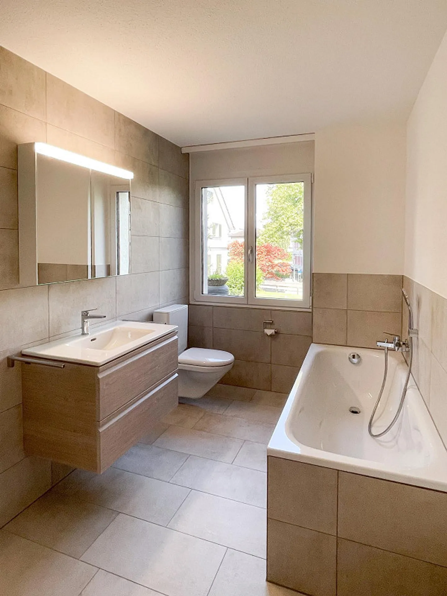 Appartement moderne de 4,5 pièces au rez-de-chaussée, situé au calme dans la verdure - Photo 7 sur 12