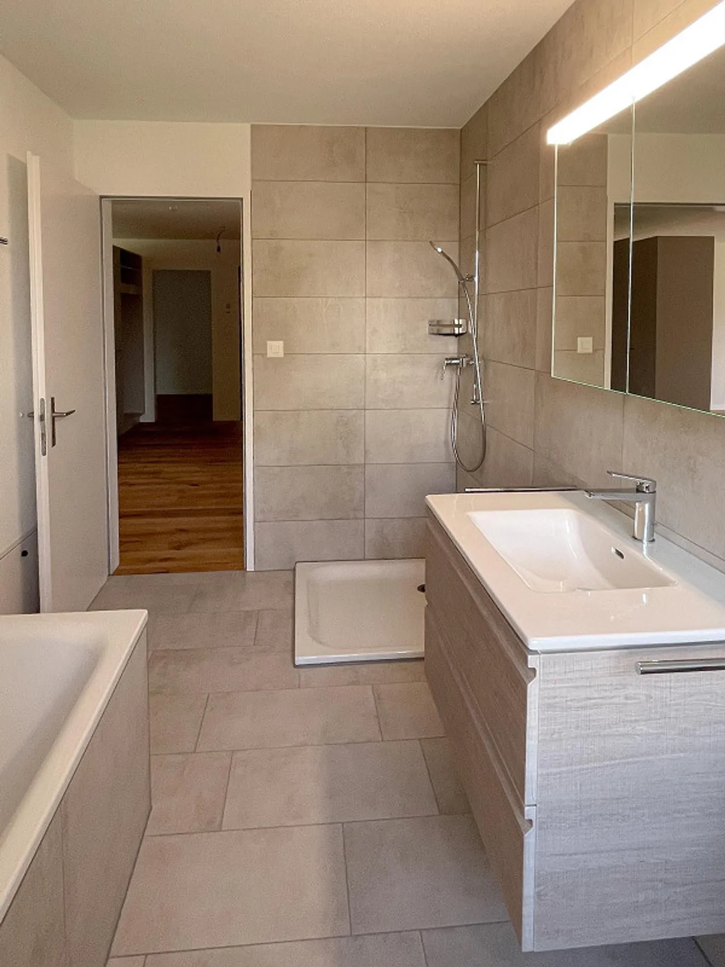 Appartement moderne de 4,5 pièces au rez-de-chaussée, situé au calme dans la verdure - Photo 8 sur 12