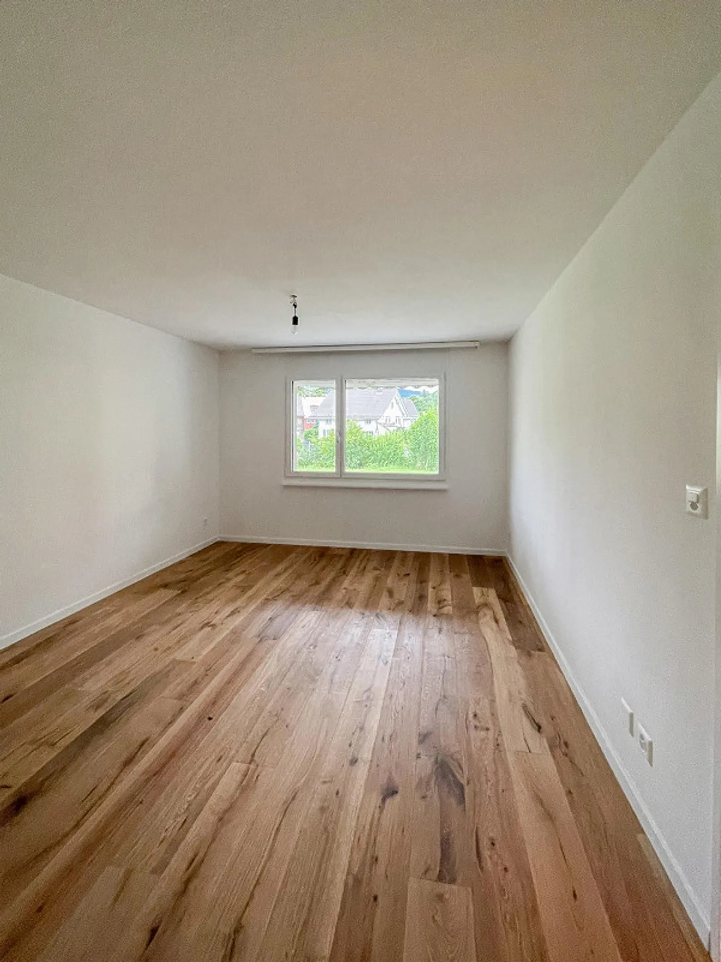 Appartement moderne de 4,5 pièces au rez-de-chaussée, situé au calme dans la verdure - Photo 9 sur 12